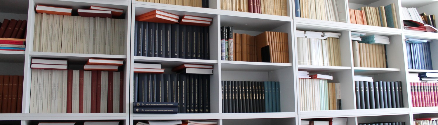 Die Bibliothek des Vereins an der Christian-Albrechts-Universität zu Kiel (photographiert von R. Jürgensen).