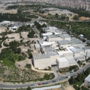 Aerial photograph of The Israel Museum (original uploader was אסף.צ at he.wikipedia - Transfered from he.wikipedia, CC BY-SA 3.0, https://commons.wikimedia.org/w/index.php?curid=3313926)