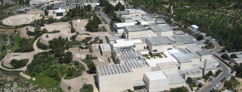 Aerial photograph of The Israel Museum (original uploader was אסף.צ at he.wikipedia - Transfered from he.wikipedia, CC BY-SA 3.0, https://commons.wikimedia.org/w/index.php?curid=3313926)
