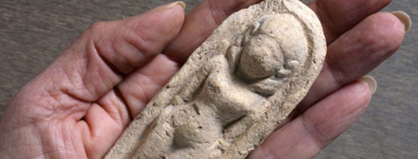 A plaque from Tel Rehov. Source: © Clara Amit, courtesy of the Israel Antiquities Authority.